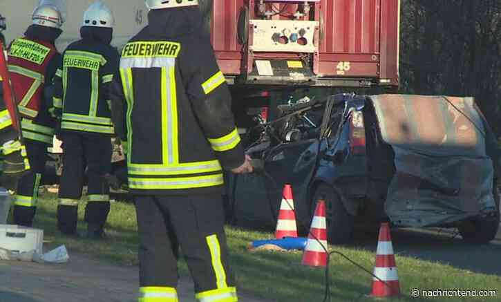 wtmc=ob.feed http://www.bild.de/regional/ruhrgebiet/ruhrgebiet-aktuell/kalkar-auto-rast-unter-auflieger-fahrer-41-tot-79303382.bild.html?wtmc=ob.feed https://www.bild.de/regional/ruhrgebiet/ruhrgebiet-aktuell/kalkar-auto-rast-unter-auflieger-fahrer-41-tot