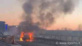 Statale 36, incendio sulla Milano-Lecco: brucia un'auto - IL GIORNO