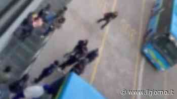 Rissa in stazione a Lecco, ferito un poliziotto: è stato un 17enne / Video - IL GIORNO