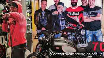 Carpi, una vetrina-tributo a Vasco per il compleanno da 70 candeline - La Gazzetta di Modena