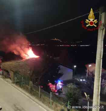 Incendio di un tetto a Roddi d'Alba, Vigili del Fuoco al lavoro - www.ideawebtv.it - Quotidiano on line della provincia di Cuneo - IdeaWebTv