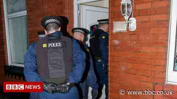 Oldham child sexual exploitation: Five men arrested in probe - BBC