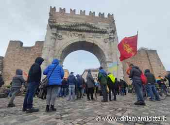 Rimini, in centinaia sotto l'Arco D'Augusto per la pace in Ucraina. Fischiato un discorso filorusso - ChiamamiCittà