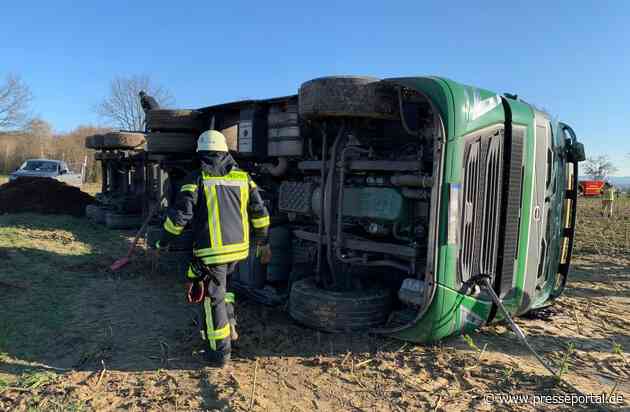 FF Bad Salzuflen: Auflieger landet samt Zugmaschine auf der Seite / Ein Mensch bei LKW-Unfall in Retzen verletzt. Feuerwehr ist mit 25 Einsatzkräften vor Ort