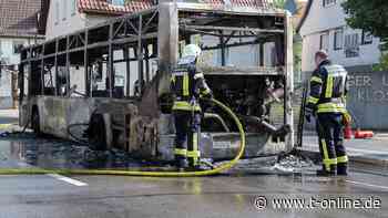 Kusterdingen in Baden-Württemberg: Linienbus fängt Feuer und brennt aus - t-online