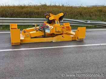 Camion perde prefabbricato di acciaio da 3 tonnellate sulla statale 87 - Termoli Online