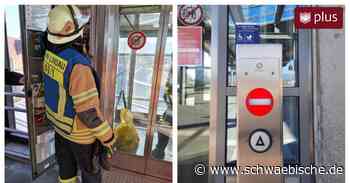 Schon wieder: Frau bleibt im Aufzug am Reutiner Bahnhof stecken – Feuerwehr muss helfen - Schwäbische