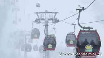 Alle Warnhinweise ignoriert: Skifahrer (28) aus Bayern hängt sich an Gondel und stürzt ab