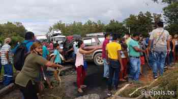 Salubristas bloquean la ruta 9 de Yacuiba en protesta a los sueldos que les adeudan - El País de Tarija