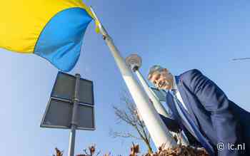Het gemeentehuis in blauw-geel licht, of toch een vlag. 'Wat kunnen wij doen, in het kleine Dantumadiel voor het grote Oekraïne?' - Leeuwarder Courant