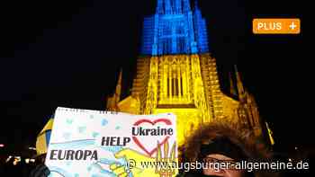 Hunderte demonstrieren vor dem blau-gelben Münsterturm für Frieden