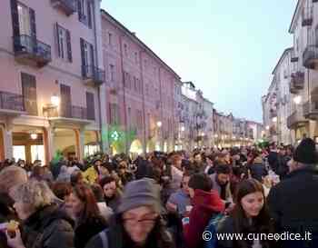 Torna l'aperitivo no green pass a Cuneo: centinaia di persone in via Roma - Cuneodice.it - Cuneodice.it