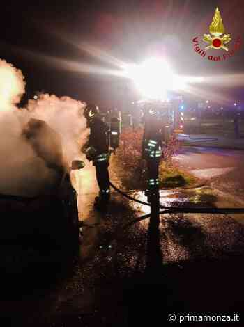 Prende fuoco un'auto a Lissone - Prima Monza