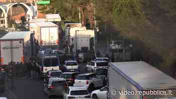 Il blocco degli autotrasportatori sulla Messina-Catania: 'Durante il lockdown ci chiamavano eroi, ora siamo nessuno' - Repubblica TV