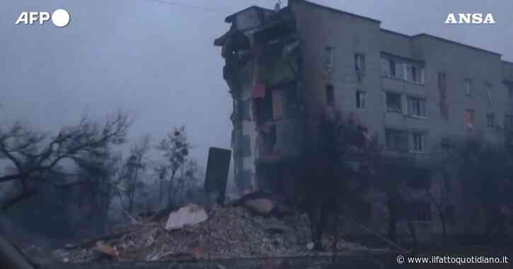 Guerra Russia-Ucraina, palazzi sventrati e roghi: ecco la città di Borodyanka dopo i bombardamenti – Video