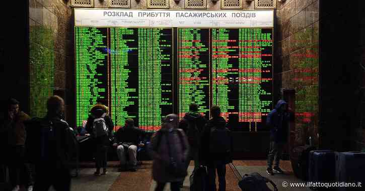 Guerra in Ucraina, l’ultima fuga da Kiev. Donne, bambini e disabili ammassati alla stazione: “Troppo pericoloso, è ora di andare in Ue”