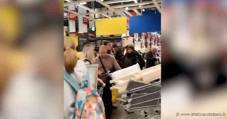Russia, assalto ai negozi Ikea dopo l’annuncio della chiusura per la guerra in Ucraina – Video