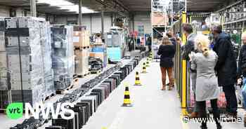 BEKIJK - Wereldrecord domino met laptops gebroken in Beringen - Vlaamse Radio- en Televisieomroeporganisatie