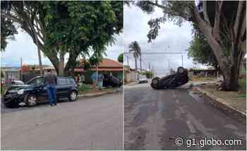 Carro capota após ser atingido por outro veículo em Itapeva - Globo.com