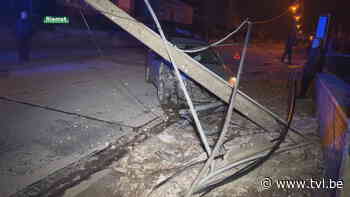 Bestuurder gewond na zware knal tegen verlichtingspaal in Riemst - TV Limburg