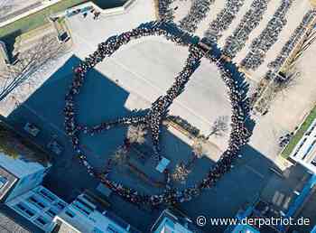 Schüler des Geseker Gymnasiums Antonianum senden Friedensbotschaft aus der Luft - Der Patriot Lippstädter Zeitung