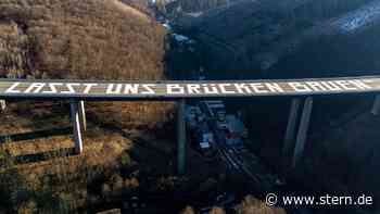 Video: Lasst uns Brücken bauen - Künstler senden überdimensionales Friedenssignal - STERN.de