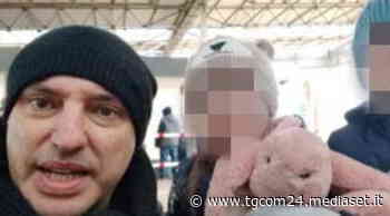 Fuga a piedi dall'Ucraina, papà Marco incoraggia i suoi bimbi: "È tutto un gioco" - TGCOM