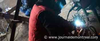 À Lviv, une bande de copains bricoleurs fabrique des obstacles anti-chars - Le Journal de Montréal