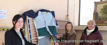 Diakonisches Werk Traunstein kauft mit Spenden zehn Sheltersuits für Bedürftige - Traunsteiner Tagblatt