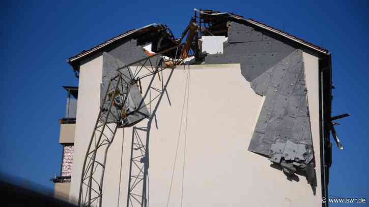 Baukran-Ausleger stürzt auf Mehrfamilienhaus in Mannheim - SWR Aktuell