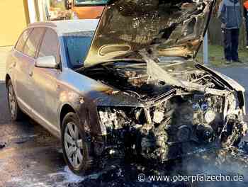 Feuerwehr schnell zur Stelle: Fahrzeug brennt - OberpfalzECHO