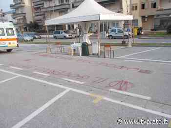 Scritte no vax davanti al drive through per i tamponi - tvprato.it