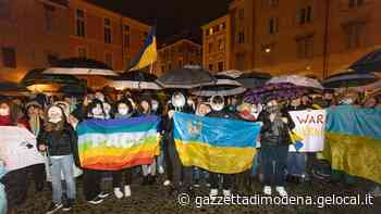 Il presidio in piazza Torre. L'abbraccio di Modena all'Ucraina: «Vogliamo la pace Pronti ad accogliere chi avrà bisogno» - La Gazzetta di Modena