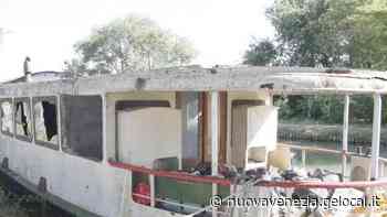 Vaporetto-discarica fermo sul Naviglio. «Lo trasformerò in una biblioteca» - La Nuova Venezia