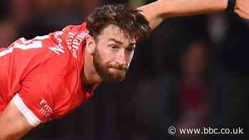 Richard Gleeson: Lancashire hand pace bowler initial T20 deal