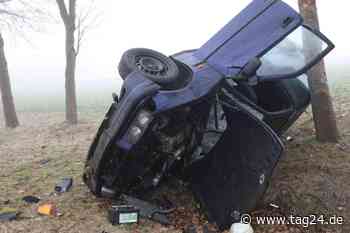 Unfall in Dresden-Weißig: BMW überschlägt sich auf glatter Straße und kracht gegen Baum - TAG24