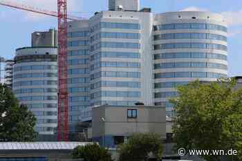 Türme des UKM und Schloss leuchten in Blau und Gelb