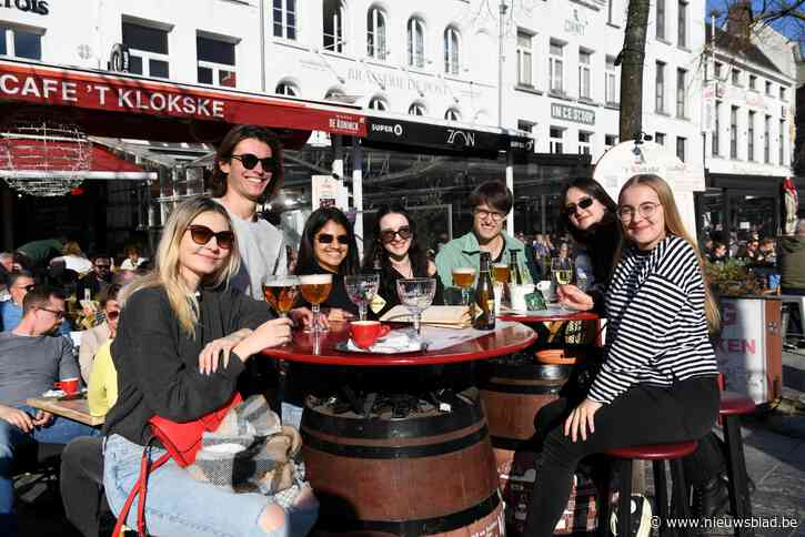 De eerste lentezon arriveert in de stad