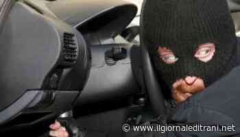 Trani, non fanno in tempo a rubare l'auto in pieno pomeriggio: si consolano con la chiavetta musicale - ilgiornaleditrani - Radio Bombo
