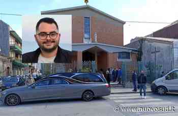 Dolore e rabbia a Floridia ai funerali di Simone Insolia trovato morto in casa - Nuovo Sud