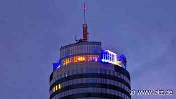 Am Jentower leuchten die ukrainischen Nationalfarben