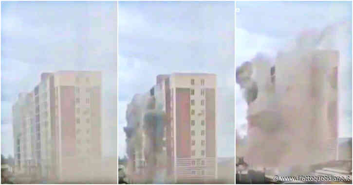 Guerra Russia-Ucraina, il momento del bombardamento di un edificio residenziale a Gostomel – Video
