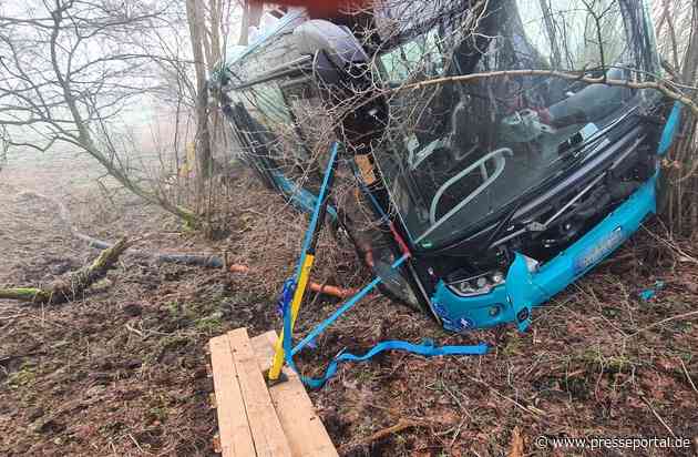 FW-RD: Schulbusunfall mit 30 Kindern in Kosel - keine Schwerverletzten In der Straße Ornumer Weg in Kosel, kam Freitagmorgen (04.03.2022) ein Schulbus von der Fahrbahn ab.