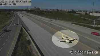 Plane makes emergency landing on Highway 407 in Markham - Global News