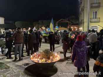 Atripalda al fianco dell'Ucraina: raccolti medicinali e generi alimentari nel Presidio per la Pace di ieri in piazza Umberto. Foto - Atripalda News