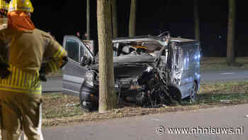 Bestelbus rijdt tegen boom in Huizen, bestuurder zwaargewond - NH Nieuws