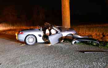 Automobilist rijdt Porsche Boxter tegen boom in Elsloo, bestuurder naar ziekenhuis - Leeuwarder Courant