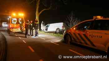 Vrouw rijdt met busje tegen boom in Ravenstein en raakt ernstig gewond - Omroep Brabant