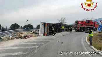 Incidente a Foligno: tir carico di vetro si ribalta, strada chiusa - PerugiaToday