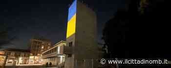 Solidarietà all'Ucraina in guerra, a Lissone Palazzo Terragni si illumina di giallo e blu - Il Cittadino di Monza e Brianza